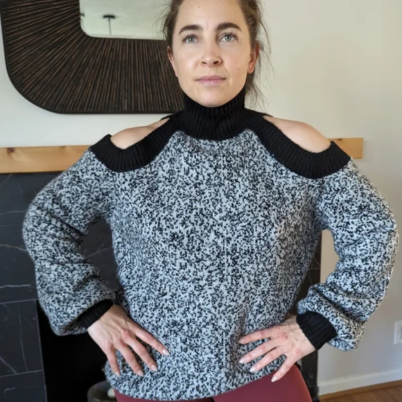 Women's POL Cold Shoulder Turtleneck Sweater Size Small Grey Black NWT - Picture 6 of 12